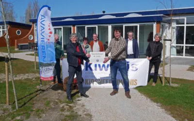 Kiwanis Westland reikt cheque uit aan stichting Avavieren